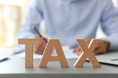 Word arka plan üzerinde vergi ve bulanık muhasebeci