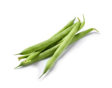 Beyaz arka plan üzerinde taze fasulye yığını