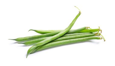Beyaz arka plan üzerinde taze yeşil Fransızca fasulye