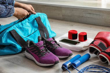 Genç kadın spor çanta yere ambalaj