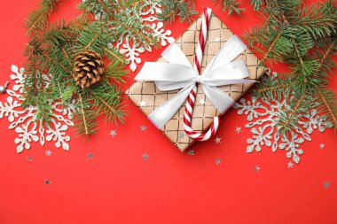 Hediye kutusu ve şenlikli dekorasyonu renk arka plan üzerinde düz yatıyordu Noel kompozisyonu