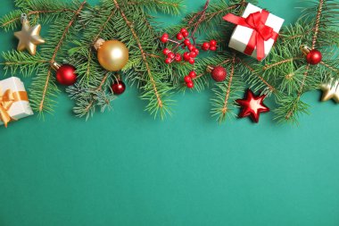 Renk arka plan üzerinde şenlikli dekor ve hediye kutuları ile düz yatıyordu Noel kompozisyon