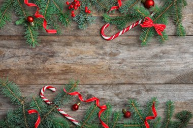 Ahşap arka plan üzerinde şenlikli dekor ile düz yatıyordu Noel kompozisyon