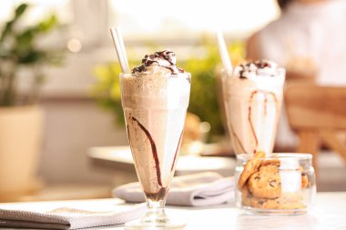 Masada kapalı lezzetli milkshake cam