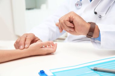 Kontrol küçük kızın darbe hastanede doktor