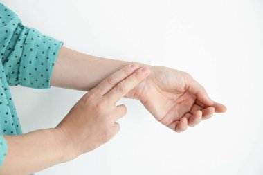 Genç kadın açık renkli darbe kontrol