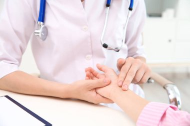 Kontrol küçük kızın darbe hastanede doktor