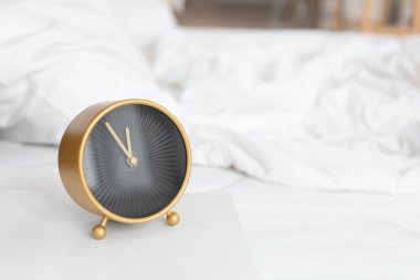 Analog alarm saat tablo yatak odasında. Günün saati