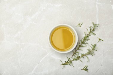 Işık arka plan üzerinde biberiye yağı ile düz yatıyordu kompozisyon