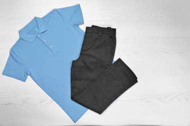 Okul çocuk beyaz ahşap arka planda, üstten görünüm için tek tip