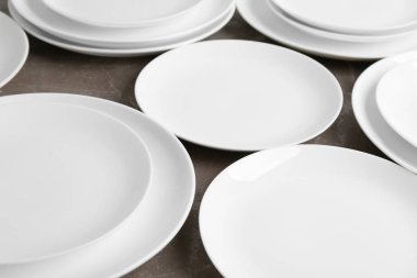 Yeni seramik dishware masada bir set