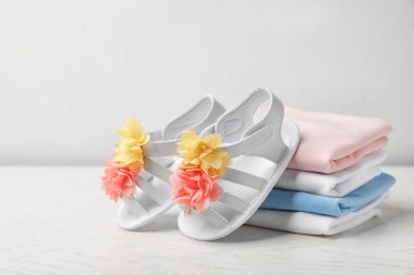 Çift şirin bebek sandalet ve tablo elbise yığını