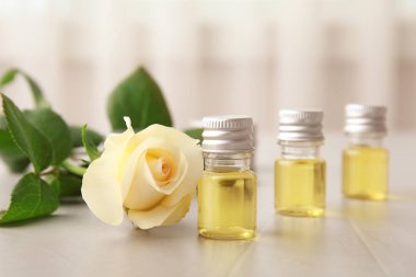 Esans ve çiçek masada kompozisyonu