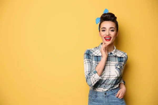 Renk Arka Plan Üzerinde Komik Genç Hanımı Portresi — Stok fotoğraf