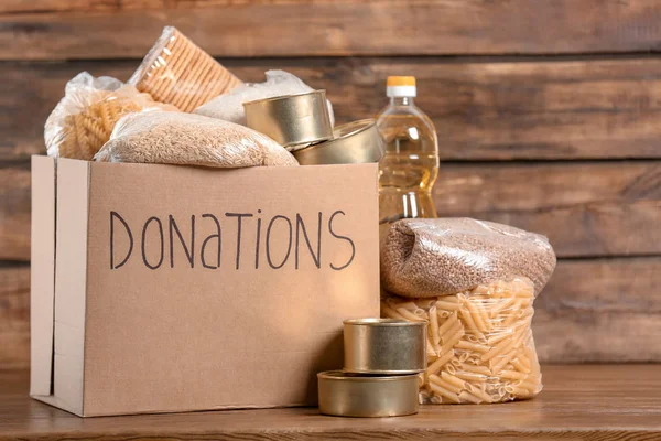 Caja Donación Con Comida Sobre Fondo Madera —  Fotos de Stock