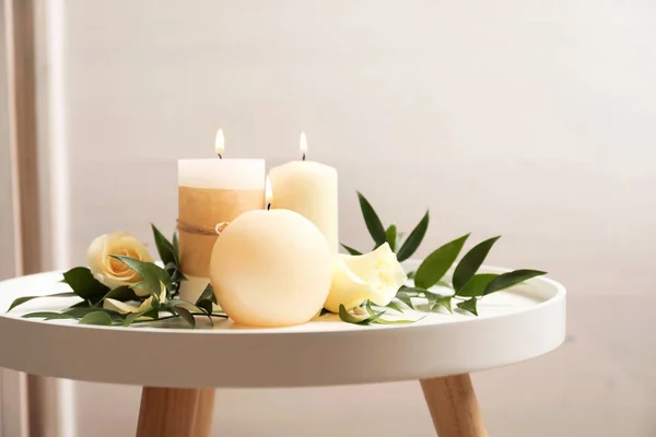 Schöne Komposition Mit Brennenden Kerzen Und Blumen Auf Dem Tisch — Stockfoto