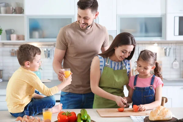 Família Feliz Com Crianças Juntas Cozinha — Fotografia de Stock