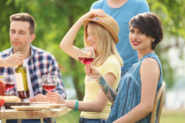 Jongeren Met Glazen Wijn Aan Tafel Buiten Zomer Barbecue — Stockfoto