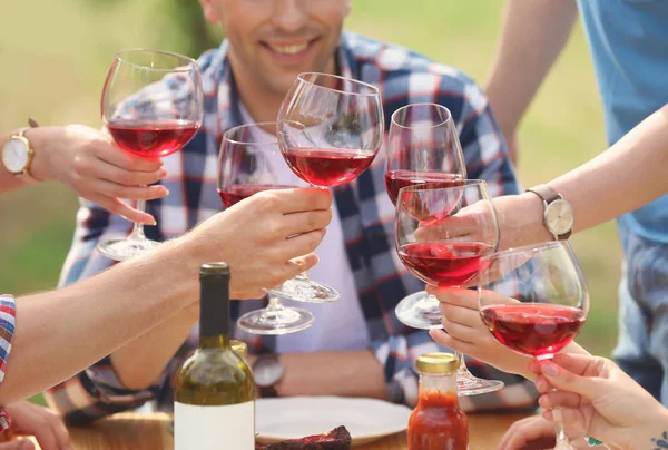 Young People Glasses Wine Table Outdoors Summer Barbecue — Stock Photo, Image