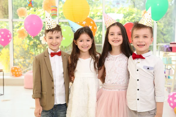 屋内での誕生日パーティーでかわいい子供たち — ストック写真
