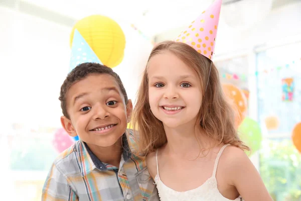 Lindos Niños Pequeños Fiesta Cumpleaños Interiores —  Fotos de Stock