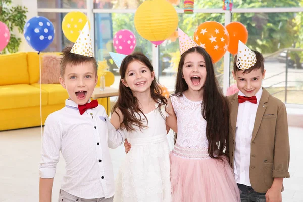 Schattige Kleine Kinderen Verjaardagsfeestje Binnenshuis — Stockfoto