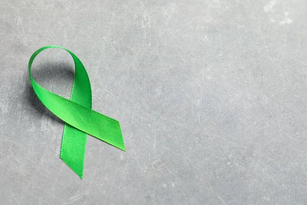 Yeşil Şerit Gri Arka Plan Üzerinde Kanseri Bilinçlendirme — Stok fotoğraf