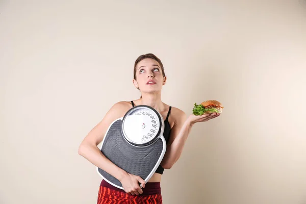 Joven Mujer Hermosa Con Escamas Sándwich Sobre Fondo Claro Motivación —  Fotos de Stock