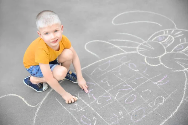 Kleines Kind Zeichnet Häschen Mit Bunter Kreide Auf Asphalt — Stockfoto