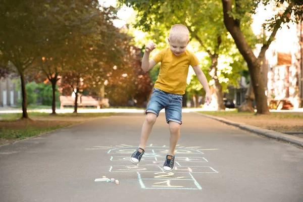 Kleines Kind Spielt Hopscotch Mit Bunter Kreide Auf Asphalt Gezeichnet — Stockfoto