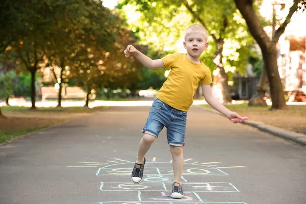 Kleines Kind Spielt Hopscotch Mit Bunter Kreide Auf Asphalt Gezeichnet — Stockfoto