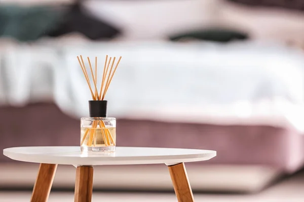 Aromatischer Schilfrohr Lufterfrischer Auf Dem Tisch Vor Verschwommenem Hintergrund — Stockfoto