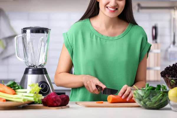 Jovem Mulher Preparando Saboroso Smoothie Saudável Mesa Cozinha — Fotografia de Stock