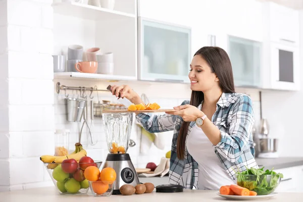 Giovane Donna Che Prepara Gustoso Frullato Sano Tavola Cucina — Foto Stock