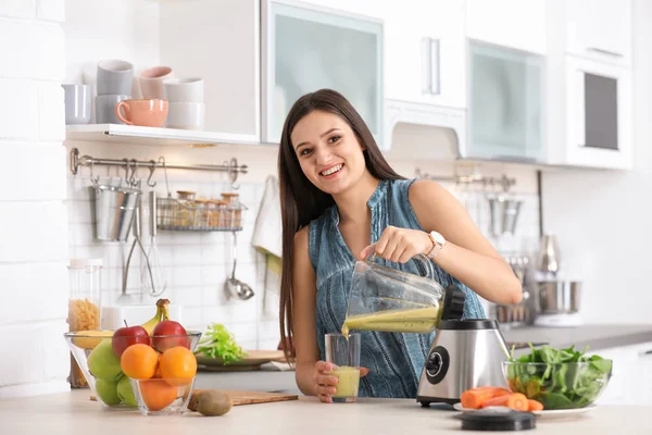 Mujer Joven Vertiendo Sabroso Batido Saludable Vidrio Mesa Cocina — Foto de Stock