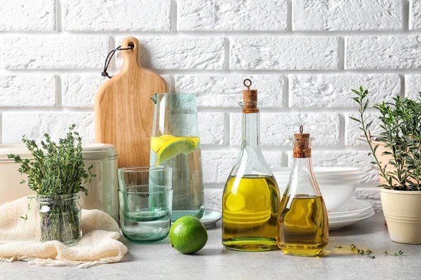 Färsk Olivolja Och Köksredskap Bordet Nära Tegelvägg — Stockfoto