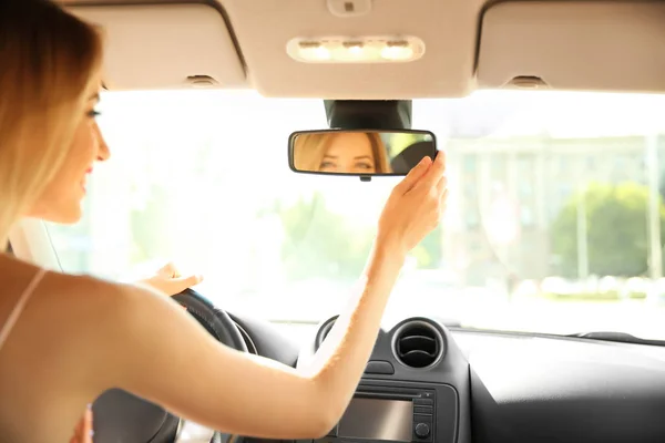 Jonge Vrouw Rearview Spiegel Auto Aanpassen — Stockfoto