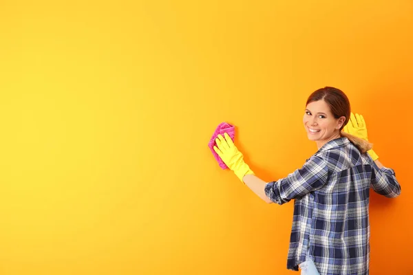 Mujer Joven Limpieza Pared Color Con Trapo — Foto de Stock