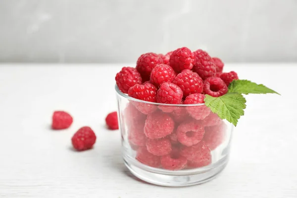 Vidro Com Framboesas Aromáticas Maduras Mesa — Fotografia de Stock