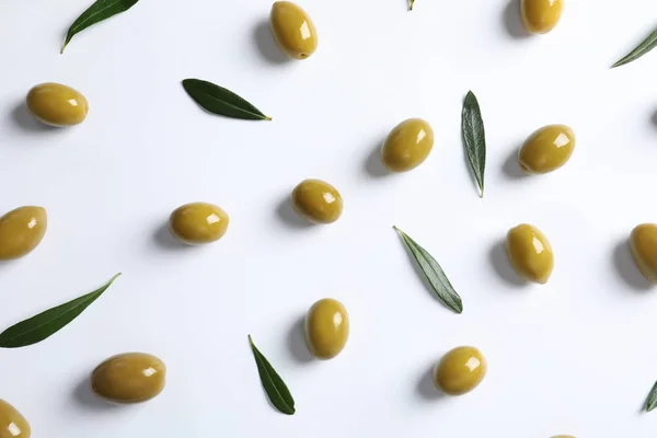Composizione Piatta Con Olive Fresche Ricoperte Olio Fondo Bianco — Foto Stock