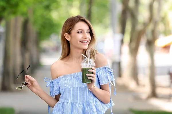 Mujer Joven Con Taza Plástico Batido Saludable Aire Libre — Foto de Stock