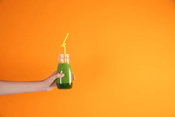 Mujer Joven Sosteniendo Botella Batido Saludable Fondo Color —  Fotos de Stock