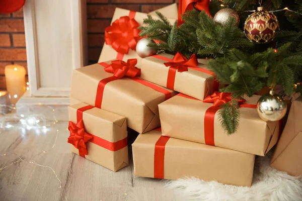 Krásný Vánoční Strom Dárkové Boxy Uvnitř — Stock fotografie