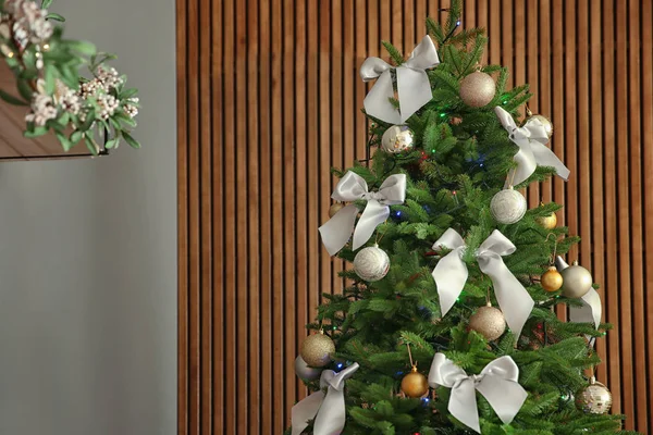 Schöner Weihnachtsbaum Mit Stilvollem Dekor Drinnen — Stockfoto