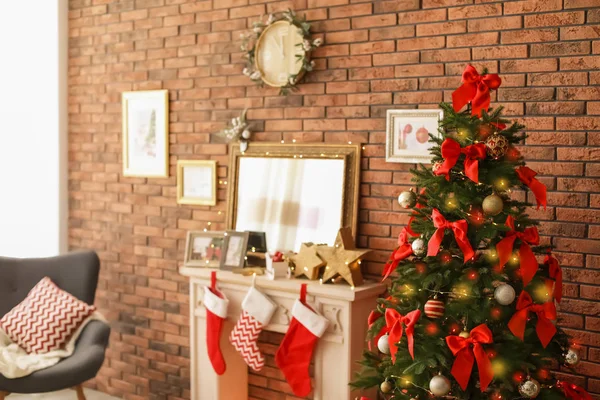 Interior Quarto Com Bela Árvore Natal Perto Lareira Decorativa — Fotografia de Stock