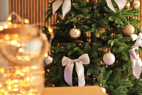 Vánoční Stromeček Elegantní Výzdobou Víla Světla Uvnitř — Stock fotografie