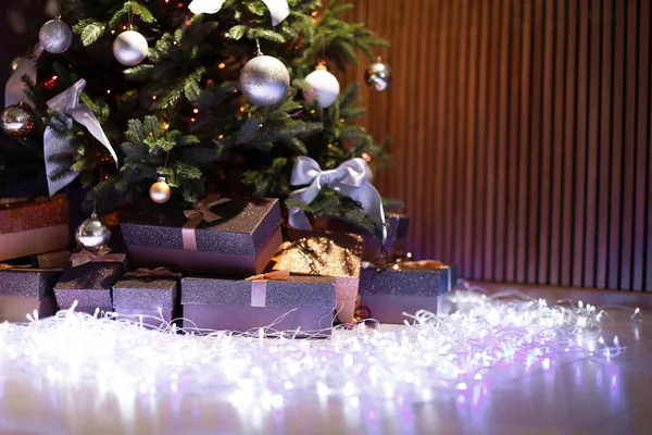 Bela Árvore Natal Luzes Fadas Caixas Presente Dentro Casa — Fotografia de Stock