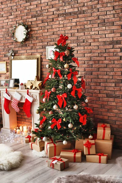 Krásný Vánoční Stromek Dárky Poblíž Dekorativní Krb Punčochy Uvnitř — Stock fotografie