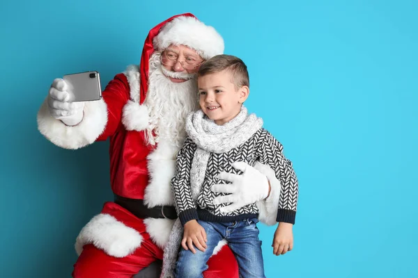 Autêntico Papai Noel Tomando Selfie Com Menino Fundo Cor — Fotografia de Stock