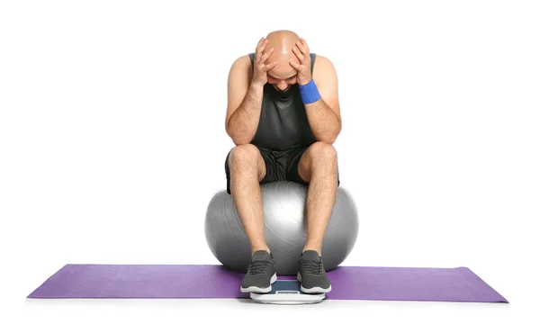 Upprörd Överviktig Man Med Skala Och Fitness Boll Vit Bakgrund — Stockfoto